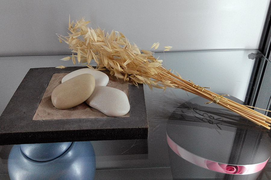 Exposición de artículos funerarios